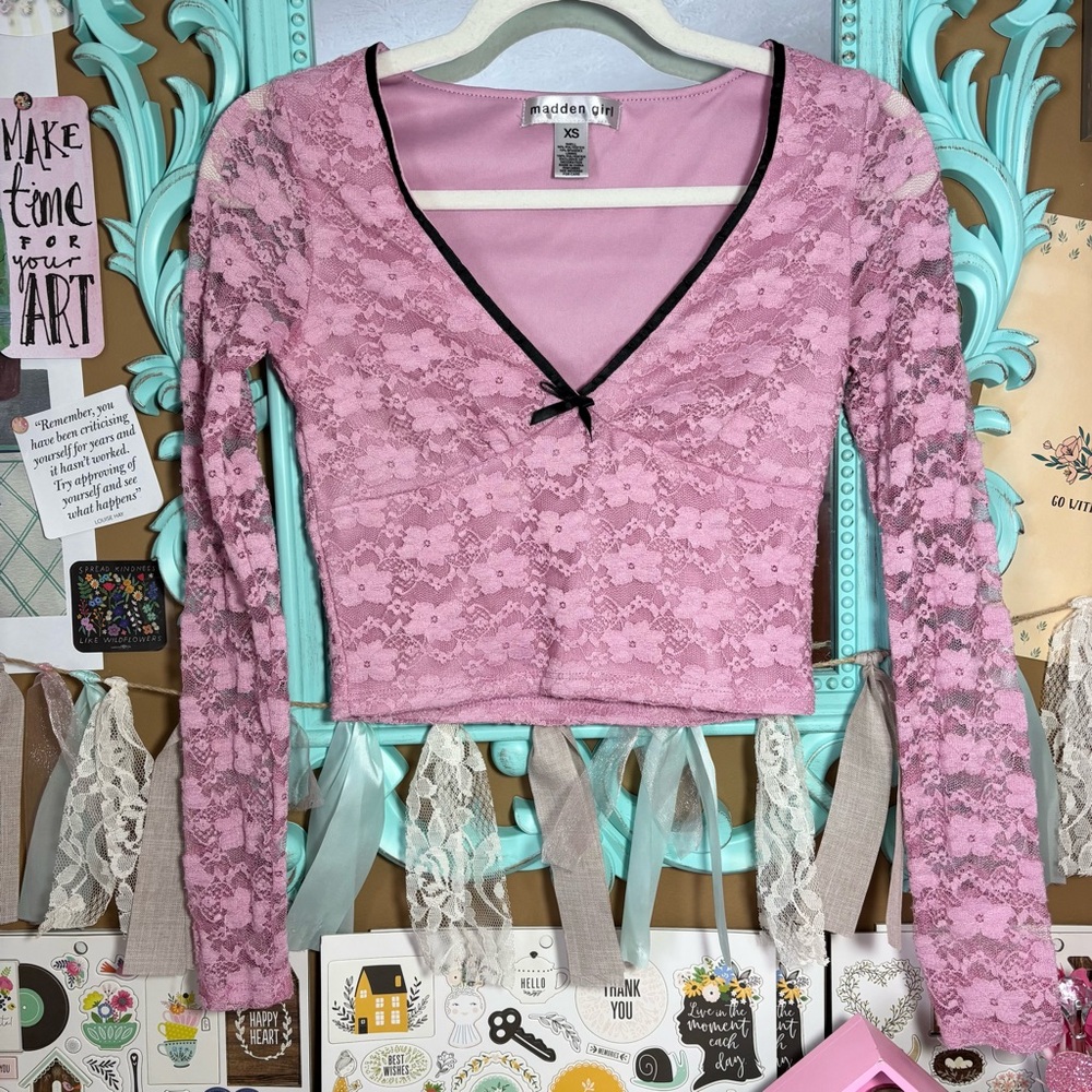 Madden Girl Pink Lace Floral Crop Top Junior’s Size XS Long Sleeve V-Neckline